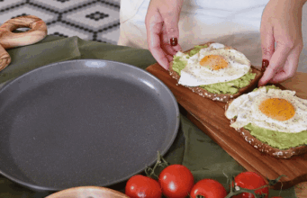 Hormones and nutrition A colorful plate of balanced, nutrient-rich foods supporting hormone balance.